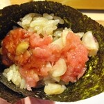 横浜 鮨 ふくじゅ - ねぎとろと牛蒡の手巻き寿司（アップ）