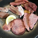 Kuroge Wagyuu Yakiniku To Honkaku Motsunabe Sanju - 大満足ランチ2,200円のランチ