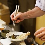 鶏割烹 まことや - 生わさびを擦る