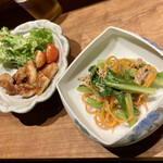 Yooke Tammai - 右：小松菜のツナ和え、左：鳥マヨサラダ