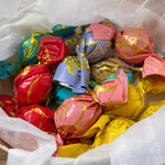 BON OKAWA 카루이자와 초콜릿 팩토리 - 파카ッ♫
      열면 다채로운 초콜릿이 나타납니다(⸝⸝›ᴗ‹⸝⸝)♡
      다양한 맛이 준비되어 있습니다!!