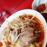 ラーメン二郎 - ラーメン半分＋ＳＫ＋ニンニク多め＋白ネギ