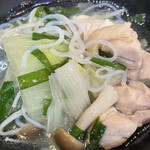 Muroran Yakitori Gaku - お通しの鶏鍋
