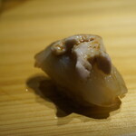 鮨 りんだ - 二貫目　カワハギ　胆のせ