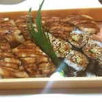 Sushidokoro Hatsune - 穴子折詰
                        穴子を看板にするお店。
                        美味しいよ。
                        穴子が美味しいお店は本当に少ないからね。