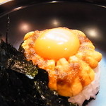 小魚料理 とみ助 - うに丼にはワサビ醤油が回し掛けてある