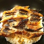 小魚料理 とみ助 - 白焼きの穴子にタレを塗り重ねて歯ごたえも楽しめる