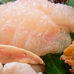 小魚料理 とみ助 - 厚めでプリプリした白身は最高です