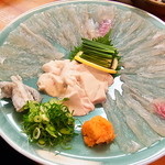 小魚料理 とみ助 - 今回は大きめのカワハギで身も少し厚めにひいてもらう 超ウマい！