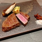 八重洲 steak & seafood 鉄板焼き 一心 - 綺麗な断面（ミディアムレア）米茄子も旨い