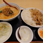 金虎苑 - この向きで配膳されたので　わりと食べにくかった