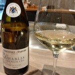 八重洲 steak & seafood 鉄板焼き 一心 - お任せシャブリ（プレミエ クリュ フルショーム）さっぱり飲みやすい