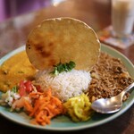 Curry&Spice青い鳥 - キノコとポークキーマ＋豆とカボチャのカレー。真ん中にはパパド