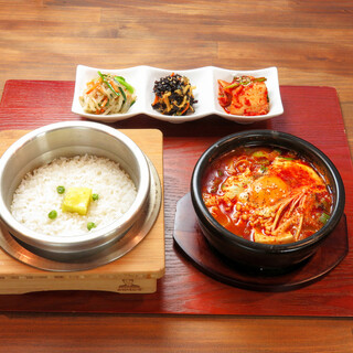 新鮮烹調的鍋飯搭配自製的孫杜布和其他韓國料理