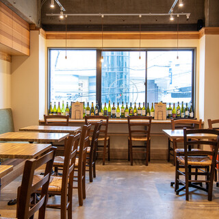 少人数での貸切パーティーにも最適な、明るいカジュアル空間