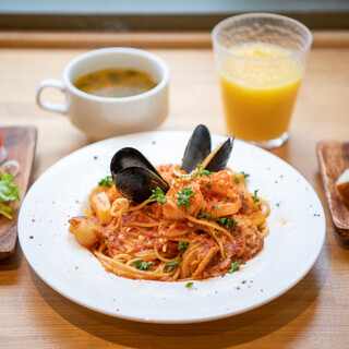 パスタや肉料理にビュッフェが付いたお得なランチセットは必見◎