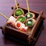 Steamed meat rolls/vegetable skewers (from 275 yen each)
