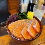 波の - トロサーモン丼（ご飯大盛り無料・鮭茶漬け付き）　1000円