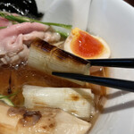 酒肴場 屯 - 焼きネギでネギマ鍋風に