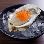 Sapporo Kasu Soba To Tempura Fuudo - 生牡蠣　いくらのせ　￥550　北海道東部の仙鳳趾産から産地直送で仕入れております。