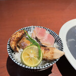 酒肴場 屯 - 松茸鶏まぐろはオンザライスでいただきます。