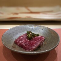 鮨 そえ島 - ◆にたり鯨の尾の身、韮醬油で・・こちらで頂く鯨はいつも美味しく、韮醬油がよくあいます。