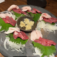 馬刺しと焼き鳥 グルマン三年坂 - 