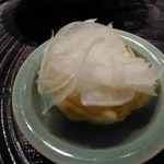 天ぷら 元吉 - 小玉ねぎの天ぷら　新玉ねぎスライス載せ