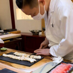 兄弟寿し - 穴子を切る