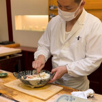 兄弟寿し - 毛蟹を混ぜ混ぜ