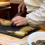 兄弟寿し - 鮑を切る