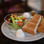 亜麻亜亭 - 【モーニング セット@税込680円】シナモントースト、サラダ、ゆでたまご