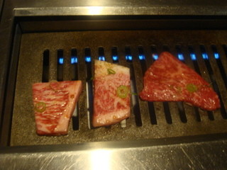 Tonchinkan - お肉ロース焼いています。