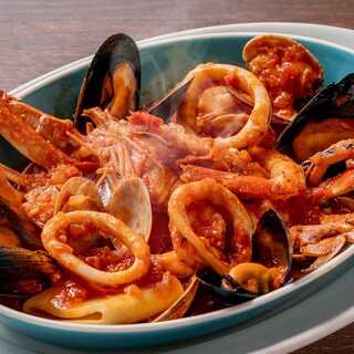 [Italian Local Cuisine] Traditional cuisine of the Marche region rich in seafood and mountain products