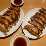 刈谷餃子工房 つづみや - ホルモン餃子・赤6個(430円)ホルモン餃子・白6個(430円)