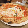 No.8 PIZZERIA - マルゲリータの卵乗せ。
                ｳﾝﾒ━━━(*´ч ` *)━━━!!!!
                生地のモチモチ感だけで言うと、
                先日、息子くんの誕生日祝いで訪問した
                豊田のお店のピザを超えておられる…Σ(°Д°；