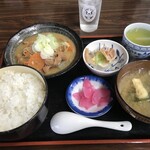 三上 - もつ煮込定食（660円）