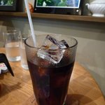 ケーキセット　アイスコーヒー＋ロールケーキ　550円（写真は飲みかけですが並々と注がれています＾＾）