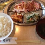 Yakiniku Koushuen Karuizawa Ten - ランチ　カルビ＆豚カルビ　840円　表示価格は税抜きでした。