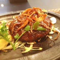 レストランあしや竹園 - 但馬牛のハンバーグはとてもジューシー！
                
                但し、隣の○ータリークラブ婦人会一行の香水の匂いで台無し。
                
                とても残念。。