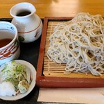 たつ吉 - ざるそば(北海道産新蕎麦、二八蕎麦)(税込850円)【大盛(+税込300円)】
            毎朝、玄蕎麦を脱穀機で丸抜きしてから、電動石臼製粉機で挽いて蕎麦粉を作っているそうです
            ふんわりと蕎麦の香りが漂います