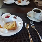 ラ ビストリア - 紅茶のパンナコッタ、洋梨のシフォンケーキ、珈琲。