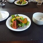 ラ ビストリア - フォカッチャ、サラダ、サツマイモのスープ。