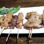 Yakitori Daisuke - 右から、ねぎま、もも、手羽串、ぼんじり、砂肝、つくね、とり皮、せせり、ねぎ、ししとう