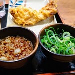 Sanuki Seimen - 釜揚げうどん(特大)490円鶏の天ぷら140円