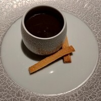 シェ・イノ - トリュフピューレをかけた温度卵。ようは温泉卵なんだが、コレは私史上最高の卵料理と断言。卵ってココまで美味しくなるんですね。個人的意見としてはシェイノはマリアカラスよりコレ。