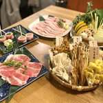 火鍋 浪漫座 - ・新鮮野菜盛り合わせ
            ・厳選きのこ 6種
            ・豚バラ肉
            ・豚肩ロース肉
            ・牛バラ肉
            ・野菜巻き串(青葱、えのき)