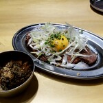 Oosaka Yakiniku Horumon Futago - 名物!!半殺しキムチ：480円+税、月見炙り刺し：980円+税