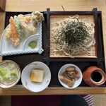 やま富 - 何故新蕎麦に海苔をかけるのかな。前回まで海苔なんて無かったのに。