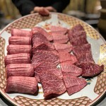 黒毛和牛研究所 - 超豪華なお肉の整列